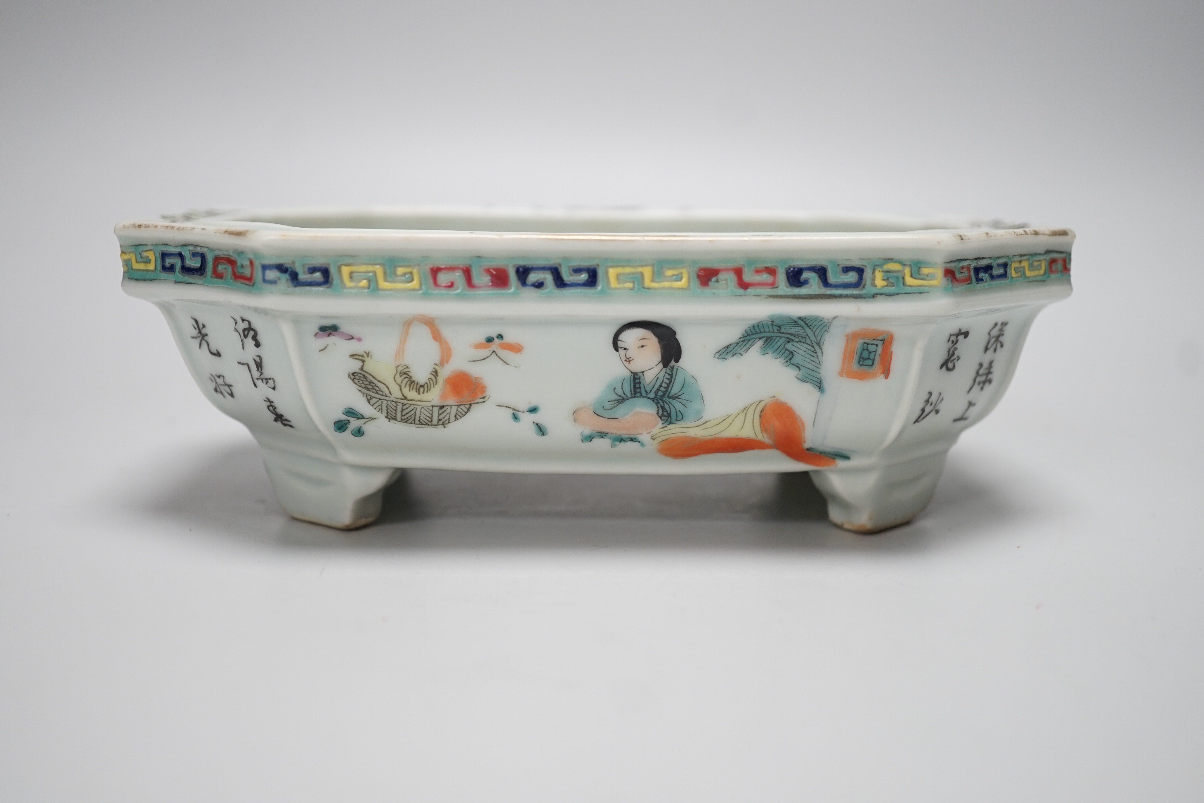 A mid 20th century Chinese famille rose bulb dish, 18cm